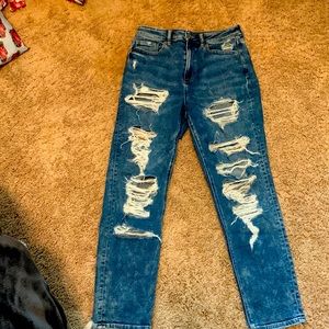 BRAND NEW. mom jeans with rips